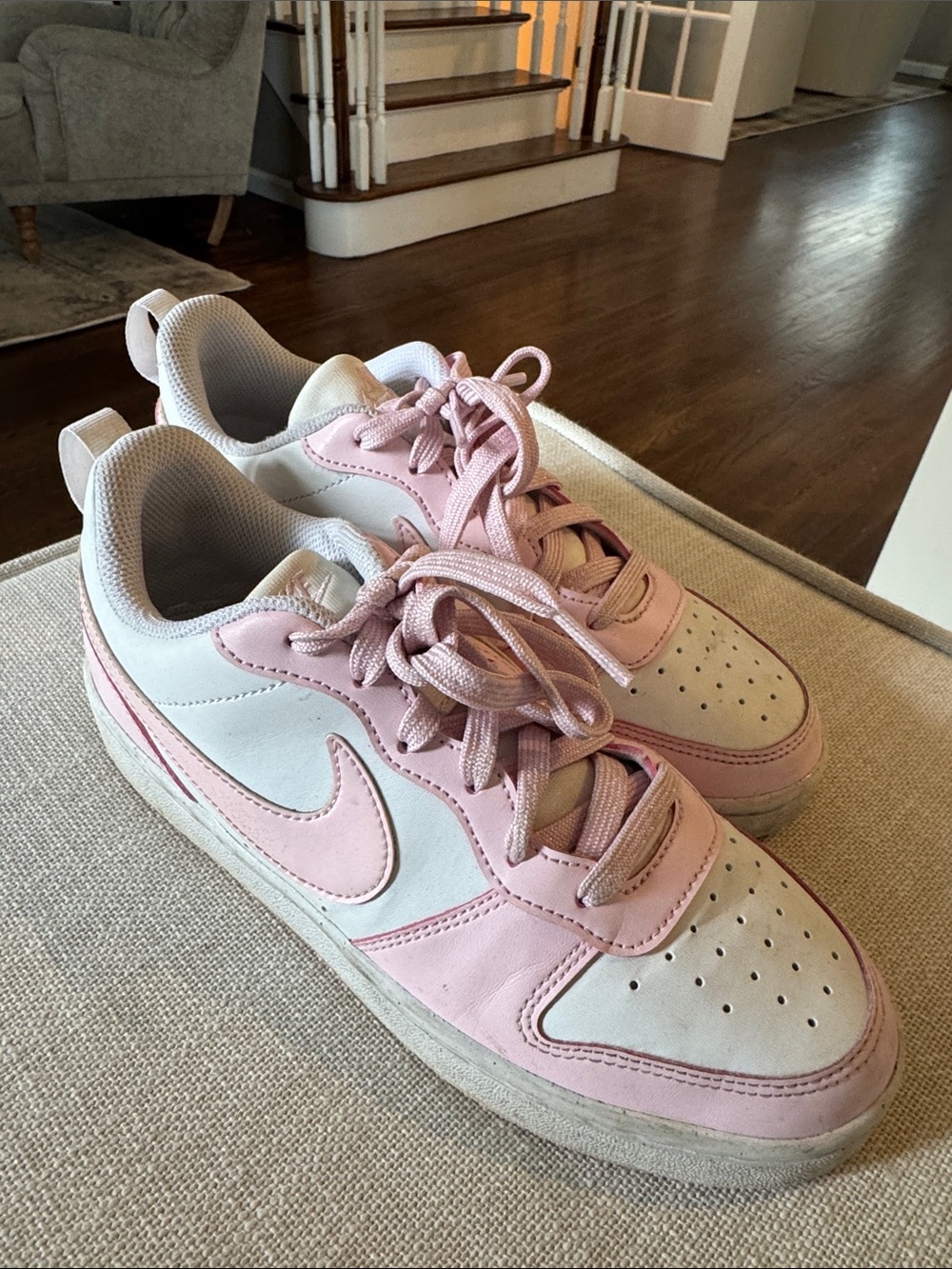 Nike Kids Low-Top Sneakers in White and Pink